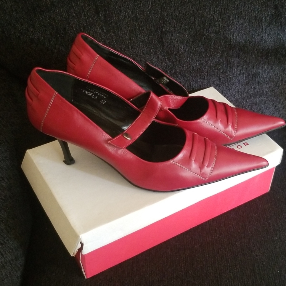 Red pumps